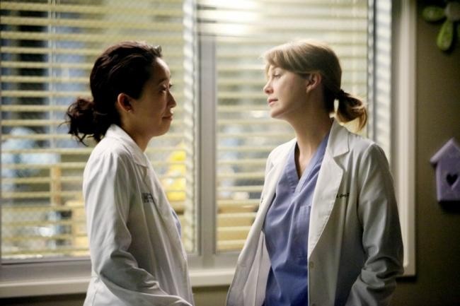Cristina Yang (Sandra Oh) et Meredith Grey (Ellen Pompeo) qui parlent