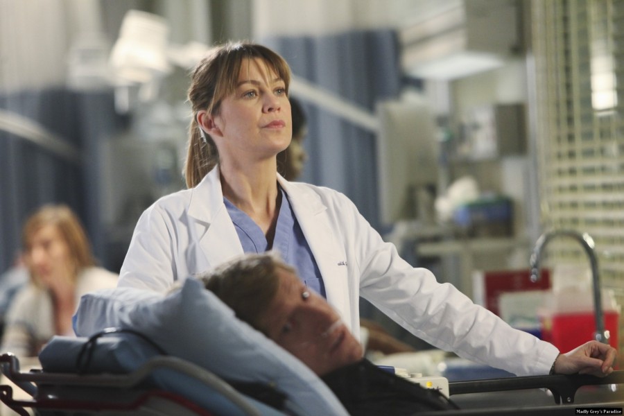 Meredith Grey qui examine un patient
