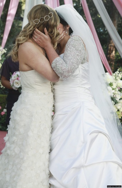 Arizona Robbins (Jessica Capshaw) et Callie Torres (Sara Ramirez) qui s'embrassent
