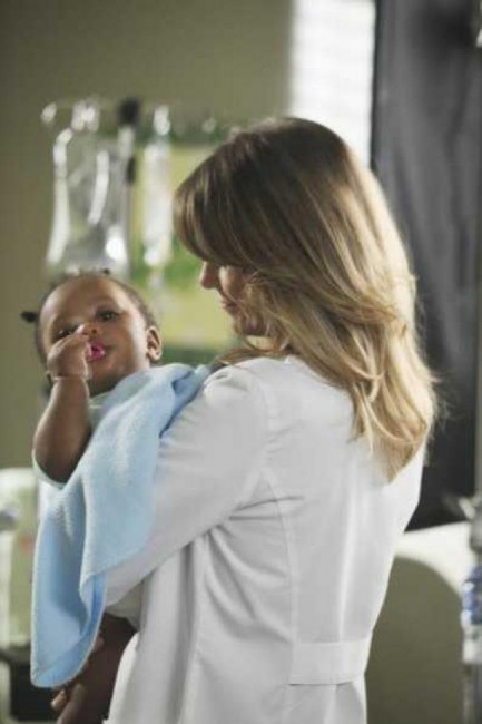 Meredith Grey (Ellen Pompeo) avec bébé Zola