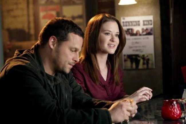 Alex Karev (Justin Chambers) et April Kepner (Sarah Drew) au bar