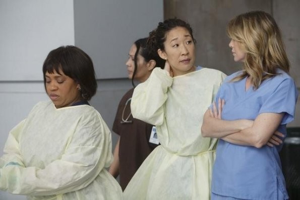 Bailey, Cristina et Meredith qui attendent une ambulance