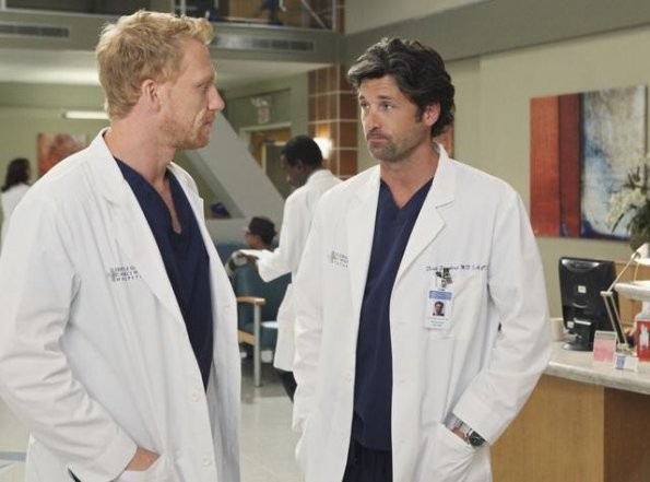 Owen Hunt (Kevin McKidd) et Derek Shepherd (Patrick Dempsey) dans le hall de l'hôpital