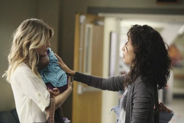 Meredith qui porte Zola, et Cristina