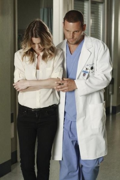 Alex Karev (Justin Chambers) qui réconforte Meredith Grey (Ellen Pompeo)