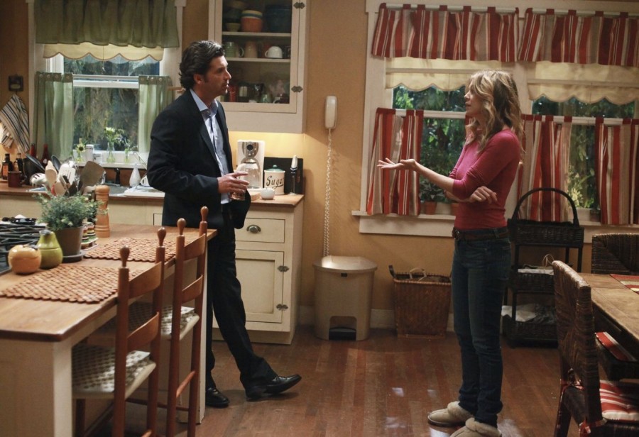 Meredith et Derek qui parlent dans la cuisine