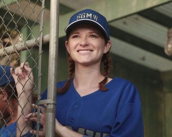 April Kepner (Sarah Drew) en tenue de baseball