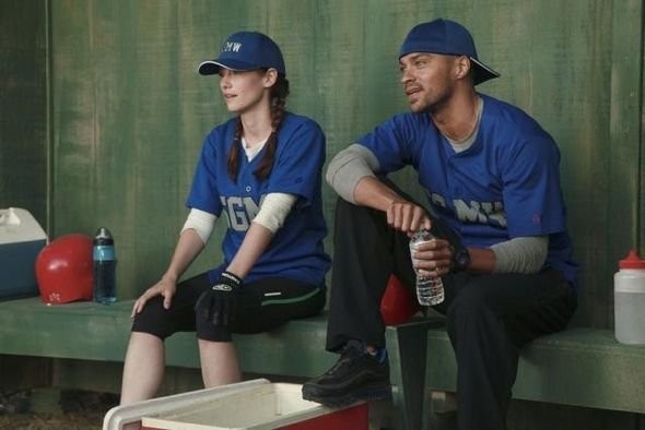 April Kepner et Jackson Avery assis sur un banc
