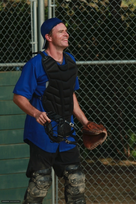 Henry Burton (Scott Foley) qui joue au baseball