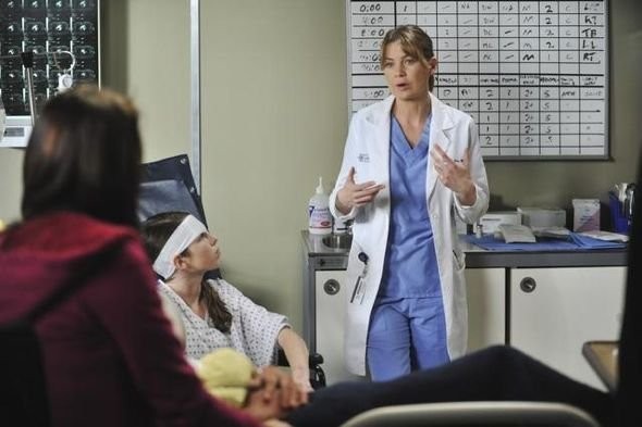 Meredith qui parle à une patiente