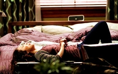 Cristina Yang (Sandra Oh) couchée sur son lit