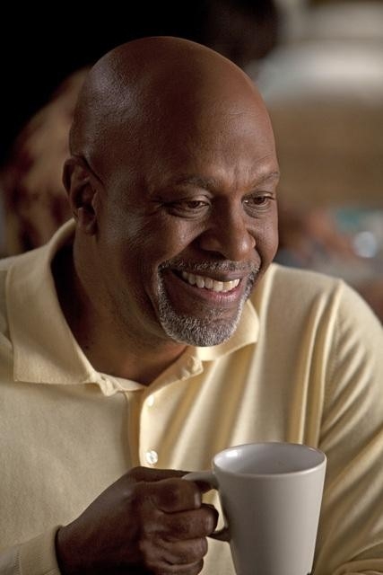 Richard Webber (James Pickens Jr) qui  boit un café