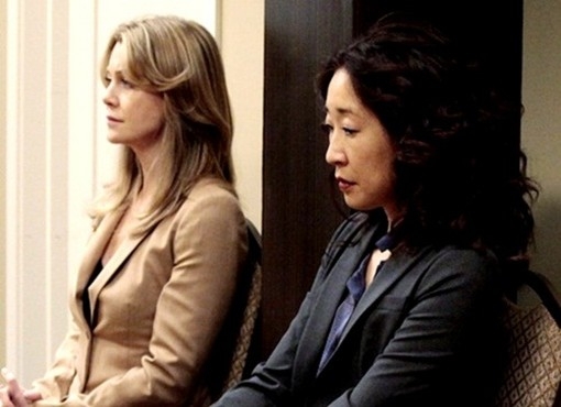 Meredith Grey (Ellen Pompeo) et Cristina Yang (Sandra Oh) qui attendent pour passer leurs oraux