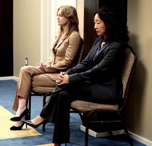 Meredith et Cristina qui attendent pour passer leurs examens