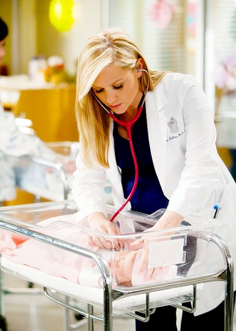 Arizona Robbins (Jessica Capshaw) qui écoute le coeur d'un bébé