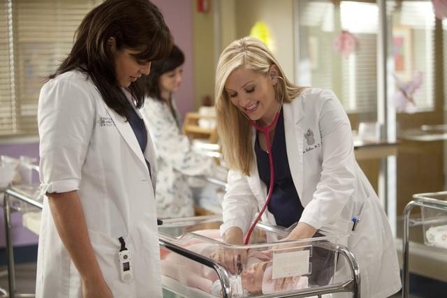 Callie Torres (Sara Ramirez) et Arizona Robbins (Jessica Capshaw) avec un bébé