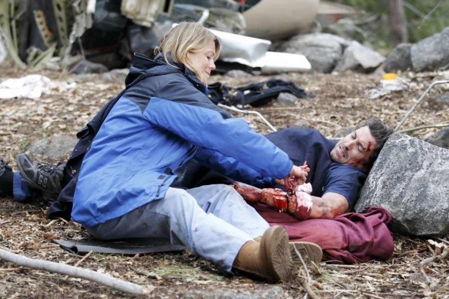 Meredith qui essaie d'aider Derek