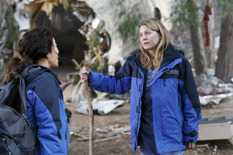 Meredith Grey (Ellen Pompeo) et Cristina Yang (Sandra Oh) dans la forêt suite au crash d'avion