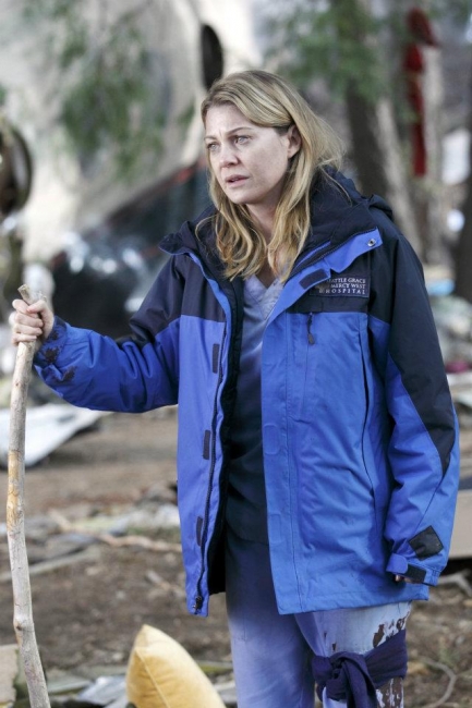 Meredith Grey (Ellen Pompeo) dans la forêt
