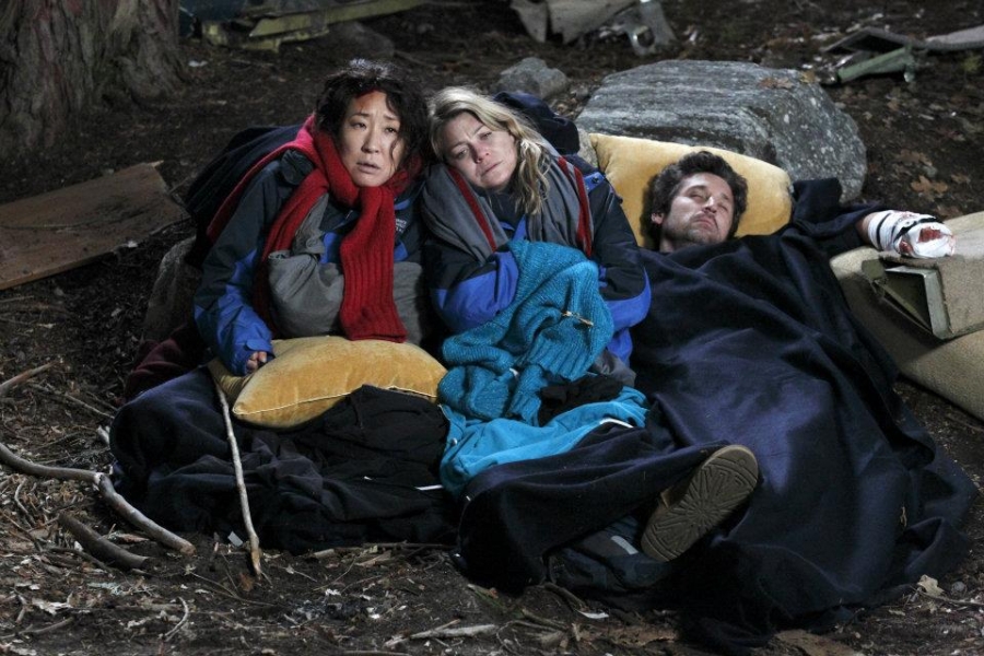 Cristina Yang (Sandra Oh), Meredith Grey (Ellen Pompeo) et Derek Shepherd (Patrick Dempsey) qui passent la nuit dehors