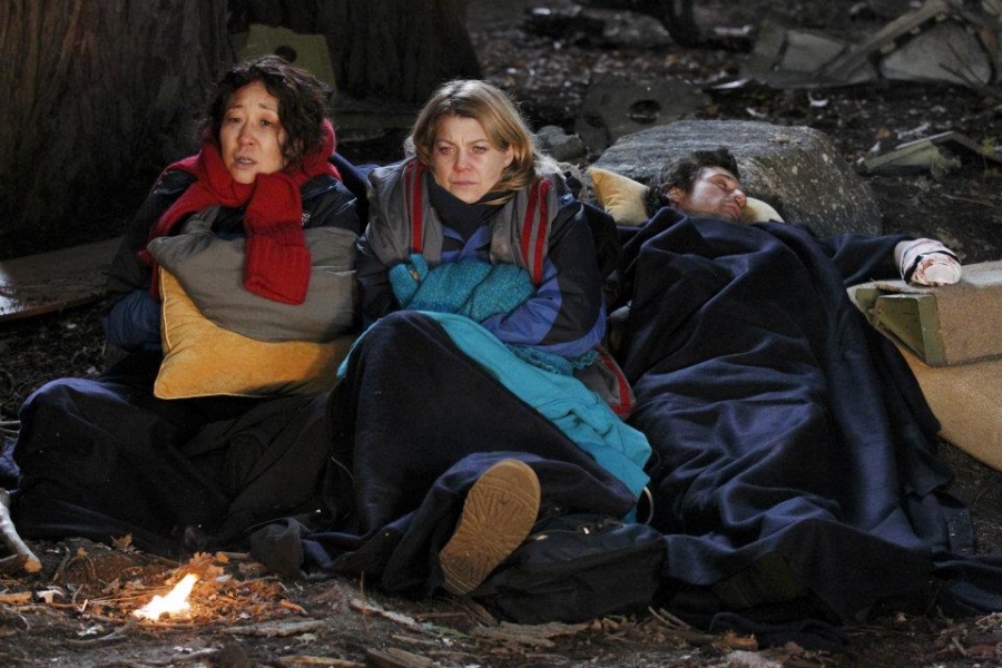 Cristina, Meredith et Derek qui dorment dans la forêt