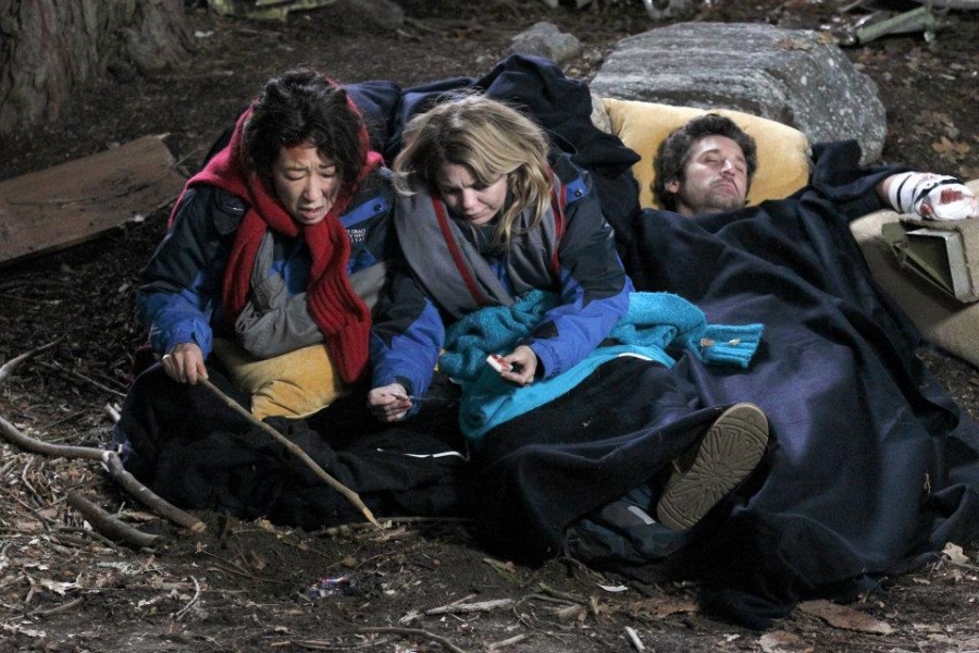 Cristina, Meredith et Derek qui dorment dans la forêt
