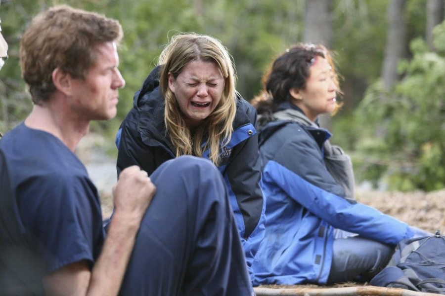 Meredith qui pleure, Mark et Cristina assis par terre