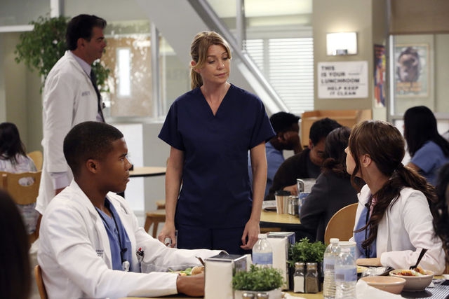 Meredith Grey (Ellen Pompeo) qui parle aux nouveaux internes