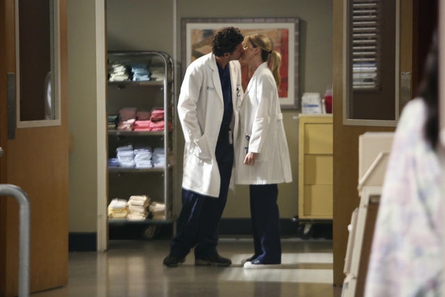 Derek et Meredith qui s'embrassent