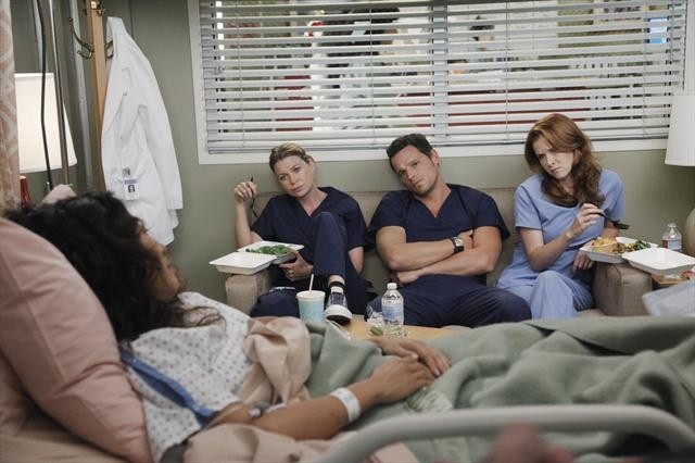 Meredith, Alex et April dans la chambre d'une patiente