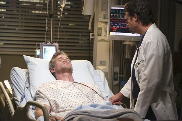 Mark Sloan (Eric Dane) dans un lit d'hôpital et Derek Shepherd (Patrick Dempsey)