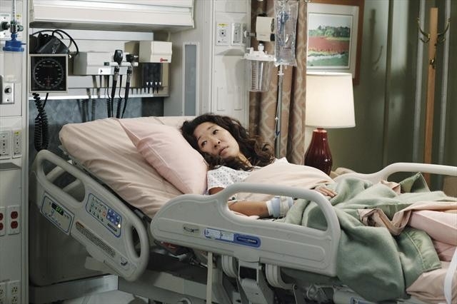 Cristina Yang (Sandra Oh) dans son lit d'hôpital