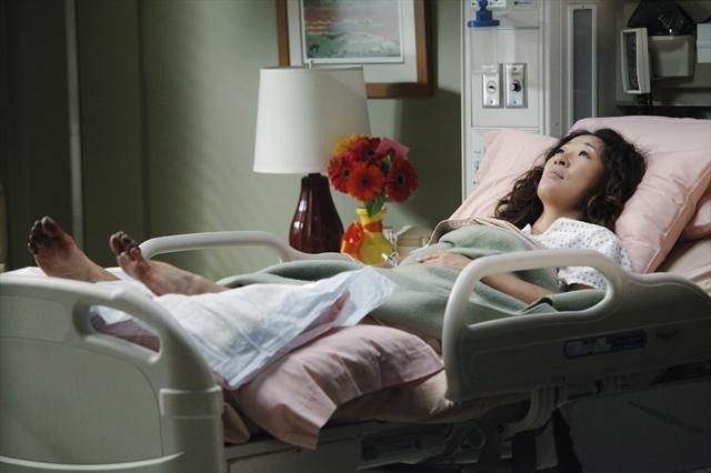 Cristina Yang (Sandra Oh) dans son lit