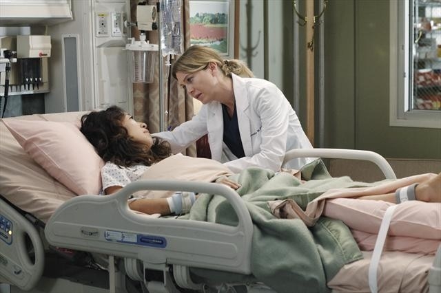 Meredith Grey (Ellen Pompeo) qui vient voir Cristina Yang (Sandra Oh)