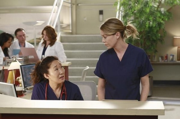 Cristina de retour au Grey Sloan qui parle avec Meredith