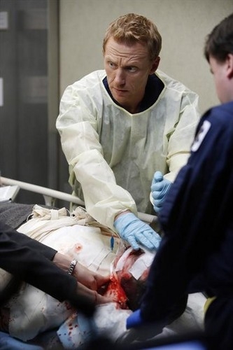 Owen Hunt (Kevin McKidd) avec un patient 