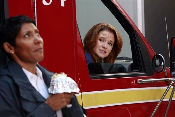 April Kepner (Sarah Drew) dans l'ambulance 