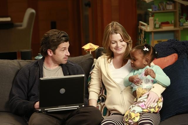 Meredith, Derek et leur fille Zola sur leur canapé