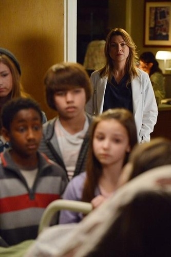 Meredith et des enfants dans une chambre d'hôpital