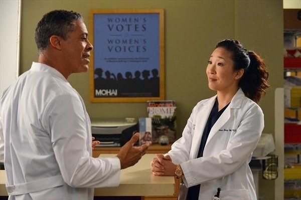 Cristina Yang (Sandra Oh) qui parle avec un autre médecin