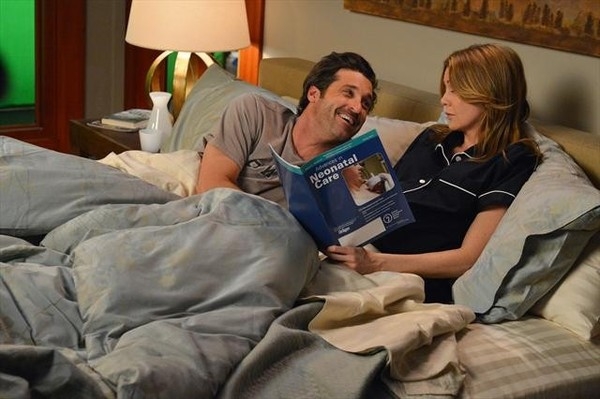 Derek Shepherd (Patrick Dempsey)  et Meredith Grey (Ellen Pompeo) dans leur lit