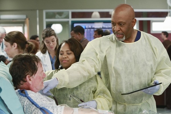 Richard Webber (James Pickens Jr) qui s'occupe d'un patient