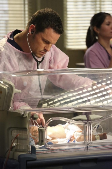 Alex Kavre (Justin Chambers) qui s'occupe d'un bébé