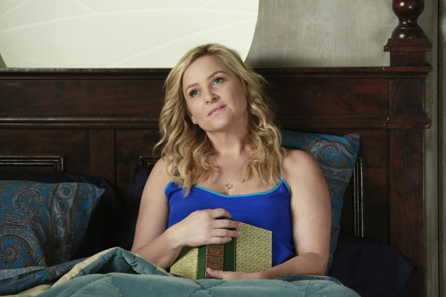 Arizona Robbins (Jessica Capshaw) dans son lit
