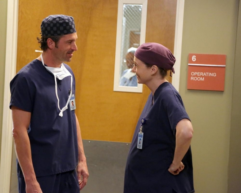 Derek Shepherd (Patrick Dempsey) et Meredith Grey (Ellen Pompeo) dans le couloir