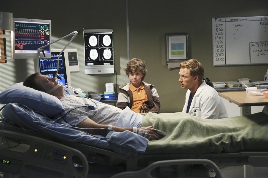 Owen Hunt (Kevin McKidd) au chevet d'une patiente