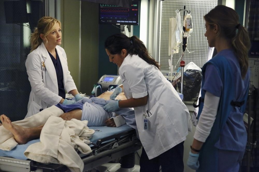 Arizona Robbins (Jessica Capshaw), Callie Torres (Sara Ramirez) et Leah Murphy (Tessa Ferrer) qui s'occupent d'un patient