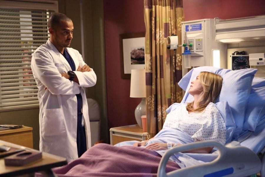 Jackson Avery (Jesse Williams) qui vient voir Meredith Grey (Ellen Pompeo)