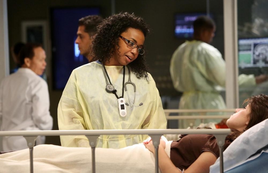 Stephanie Edwards (Jerrika Hinton) avec une patiente