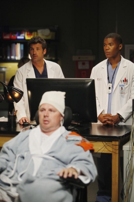Derek Shepherd (Patrick Dempsey) et Shane Ross (Gaius Charles) qui s'occupent de leur patient